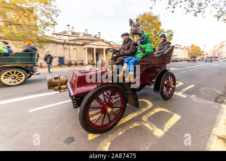 1904 Cadillac Oldtimer durch Westminster zu Beginn der London gefahren nach Brighton Veteran Car Run im November 2019. Whitehall Stockfoto
