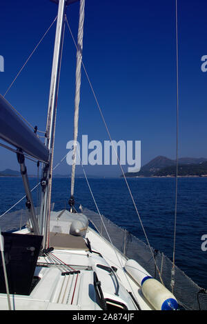 Auf dem Deck der Segelboot beim Segeln über schönes blaues Meer Stockfoto