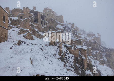 Alte antike verlassene Stadt Gamsutl in nebligen schneereiche Winter Kaukasus, Dagestan, Russland. Stockfoto