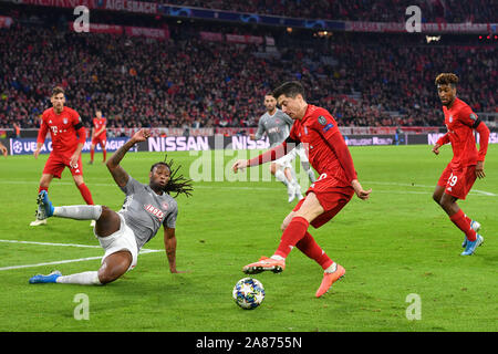 München, Deutschland. 06 Nov, 2019. Robert Lewandowski (FC Bayern München), Aktion, Duellen gegen Ruben SEMEDO (Olympiakos Piräus). FC Bayern Munich-Olympiacos FC (Piräus) 2-0, Fußball Champions League, Gruppe B, Gruppe, 4.Spieltag, 06.11.2019. ALLIANZAREN A. DFL VERORDNUNG UNTERSAGEN DIE VERWENDUNG VON Fotografien als BILDSEQUENZEN UND/ODER QUASI-VIDEO. | Verwendung der weltweiten Kredit: dpa/Alamy leben Nachrichten Stockfoto