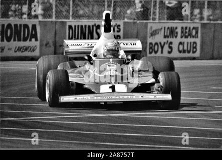 Niki Lauda im Ferrari 312T2 am Long Beach - Grand Prix der USA Grand Prix von 1977. Andreas Nikolaus Lauda war einer österreichischen Formel 1-Fahrer, drei - Zeit F1-Fahrer Meister und gewann 1975, 1977 und 1984, und einer Luftfahrt Unternehmer. Er ist der einzige Fahrer in der F1 Geschichte Meister sowohl für Ferrari und McLaren, zwei erfolgreichsten Konstrukteure mit dem Sport zu haben. 22 Februar 1949 - 20. Mai 2019) war ein österreichischer Formel 1-Fahrer, drei - Zeit F1-Fahrer Meister, 1975 gewann, 1977 und 1984, und einer Luftfahrt Unternehmer. Er ist der einzige Fahrer in der F1 Hi Stockfoto