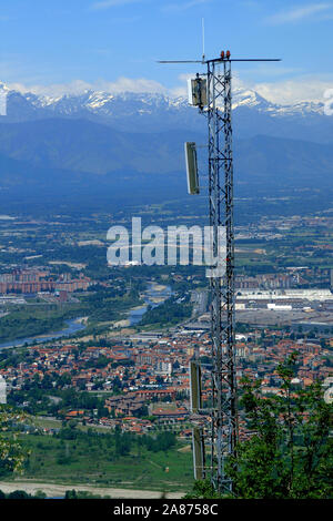 Elektrosmog Risiko aufgrund der TV-Repeater und Mobiltelefone Stockfoto