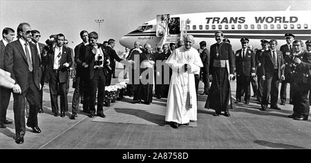 Papst Johannes Paul 11 verlassen Los Angeles International Airport 1988 Nach einem ein wöchigen Tour durch die Vereinigten Staaten. Papst Johannes Paul II (Lat.: Johannes Paul II.; Italienisch: Giovanni Paolo II; Polnisch: Jan Paweł II; geboren Karol Józef Wojtyla [ˈKarɔl ˈJuzɛv vɔjˈtɨwa]; [a] 18 Mai 1920 - 2. April 2005) war Leiter der Katholischen Kirche und Souverän des Staates der Vatikanstadt von 1978 bis 2005. Er wurde zum Papst gewählt wurde durch den zweiten Konklave von 1978, das nach Papst Johannes Paul I., der im August gewählt worden war Papst Paul VI. zu folgen genannt wurde Stockfoto