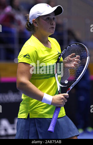 Charkow, Ukraine - 11. FEBRUAR 2017: Ashleigh BARTY von Australien in Aktion während der BNP Paribas FedCup Tennis Spiel gegen Elina SVITOLINA der Ukraine im Sportpalast von Lokomotiv in Charkow, Ukraine Stockfoto