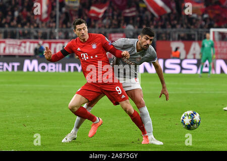 München, Deutschland. 06 Nov, 2019. Robert Lewandowski (FC Bayern München), Aktion, Duellen gegen Andreas BOUCHALAKIS (Olympiakos Piräus) Bayern Munich-Olympiacos FC (Piräus) 2-0, Fußball Champions League, Gruppe B, Gruppe, 4.Spieltag, 06.11.2019. ALLIANZAREN A. DFL VERORDNUNG UNTERSAGEN DIE VERWENDUNG VON Fotografien als BILDSEQUENZEN UND/ODER QUASI-VIDEO. | Verwendung der weltweiten Kredit: dpa/Alamy leben Nachrichten Stockfoto