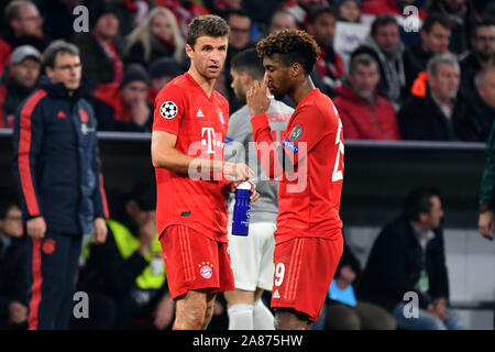 München, Deutschland. 06 Nov, 2019. Thomas Mueller (MULLER, Bayern München) mit Kingsley COMAN (Bayern München). FC Bayern Munich-Olympiacos FC (Piräus) 2-0, Fußball Champions League, Gruppe B, Gruppe, 4.Spieltag, 06.11.2019. ALLIANZAREN A. DFL VERORDNUNG UNTERSAGEN DIE VERWENDUNG VON Fotografien als BILDSEQUENZEN UND/ODER QUASI-VIDEO. | Verwendung der weltweiten Kredit: dpa/Alamy leben Nachrichten Stockfoto