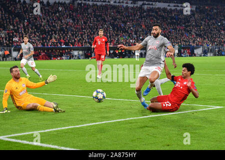 München, Deutschland. 06 Nov, 2019. goalchance Serge GNABRY (FC Bayern München), Aktion, Duelle gegen Yassine MERIAH (Olympiakos Piräus) und Jose SA (torhüter Olympiakos Piräus). FC Bayern Munich-Olympiacos FC (Piräus) 2-0, Fußball Champions League, Gruppe B, Gruppe, 4.Spieltag, 06.11.2019. ALLIANZAREN A. DFL VERORDNUNG UNTERSAGEN DIE VERWENDUNG VON Fotografien als BILDSEQUENZEN UND/ODER QUASI-VIDEO. | Verwendung der weltweiten Kredit: dpa/Alamy leben Nachrichten Stockfoto