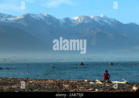 Felsigen Strand von Kaikoura, Berge, Südinsel, Neuseeland Stockfoto