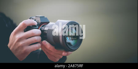 Mann mit Foto Kamera, moderne Technik, close-up Stockfoto