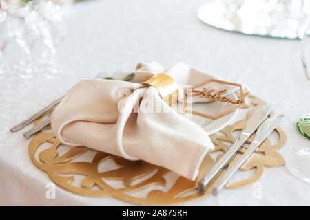 Hochzeit Tischdekoration und Geschirr für das Brautpaar, auf einer Platte eine Serviette und eine rustikale Zeichen Wort - Braut oder Bräutigam Stockfoto