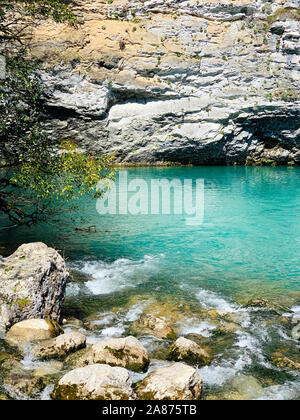 Green River und Stein Felsen, im Sommer am Ufer des Flusses Stockfoto