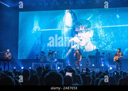 Brighton, UK. 6 Nov 2019, Morten Harket, Magne Furuholmen und Paul Waaktaar-Savoy der norwegischen Band a-ha führt live auf der Bühne des Brighton Centre Credit: Jason Richardson/Alamy leben Nachrichten Stockfoto