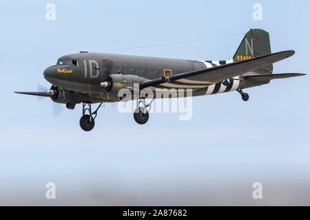 CLEVELAND, Ohio/USA, 2. September 2018: ein Zweiter Weltkrieg ära C-47 Skytrain führt an die 2018 Cleveland International Airshow. Stockfoto