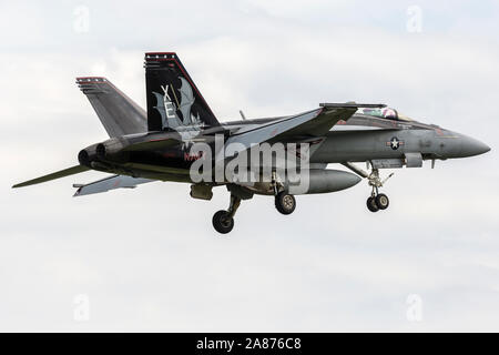 Die United States Navy F/A-18 Super Hornet kommt an der Vectren Dayton Airshow 2018, wo er sich auf statische Anzeige gestellt werden. Stockfoto