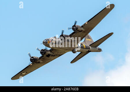 Einen zweiten Weltkrieg B-17 Flying Fortress, die Memphis Belle, führt auf dem 2018 Vectren Dayton Airshow. Stockfoto