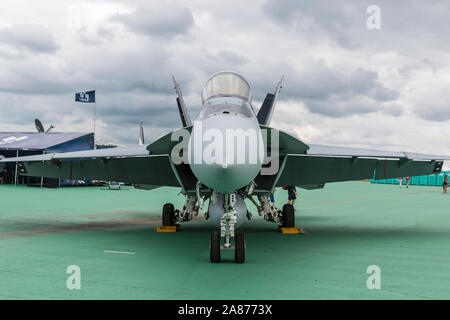 Die United States Navy F/A-18 Super Hornet kommt an der Vectren Dayton Airshow 2018, wo er sich auf statische Anzeige gestellt werden. Stockfoto