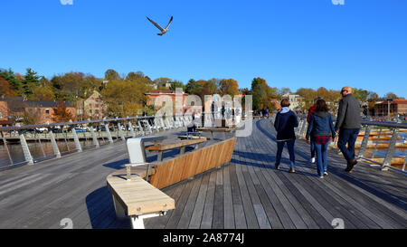 Menschen zu Fuß über die Vorsehung Fußgängerbrücke an einem sonnigen Tag in Providence, Rhode Island Stockfoto