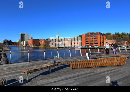 Menschen zu Fuß über die Vorsehung Fußgängerbrücke an einem sonnigen Tag, Providence, Rhode Island Stockfoto