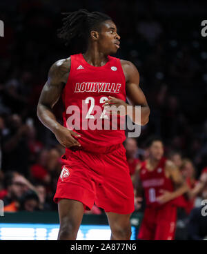 Coral Gables, Florida, USA. 05 Nov, 2019. Louisville Kardinäle weiterleiten Aidan Igiehon (22) Während der Basketball ist ein NCAA Men Spiel gegen die Miami Hurricanes am Watsco Zentrum in Coral Gables, Florida. Die Kardinäle 87-74 gewonnen. Mario Houben/CSM/Alamy leben Nachrichten Stockfoto