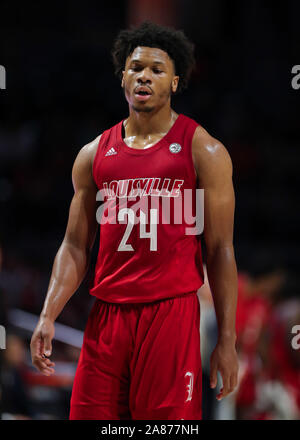 Coral Gables, Florida, USA. 05 Nov, 2019. Louisville Kardinäle weiterleiten Dwayne Sutton (24) Während der Basketball ist ein NCAA Men Spiel gegen die Miami Hurricanes am Watsco Zentrum in Coral Gables, Florida. Die Kardinäle 87-74 gewonnen. Mario Houben/CSM/Alamy leben Nachrichten Stockfoto