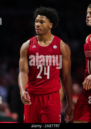 Coral Gables, Florida, USA. 05 Nov, 2019. Louisville Kardinäle weiterleiten Dwayne Sutton (24) Während der Basketball ist ein NCAA Men Spiel gegen die Miami Hurricanes am Watsco Zentrum in Coral Gables, Florida. Die Kardinäle 87-74 gewonnen. Mario Houben/CSM/Alamy leben Nachrichten Stockfoto