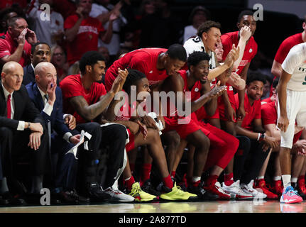 Coral Gables, Florida, USA. 05 Nov, 2019. Louisville Kardinäle Mannschaftskameraden Beifall von der Bank während der NCAA Men's Basketball Spiel gegen die Miami Hurricanes am Watsco Zentrum in Coral Gables, Florida. Die Kardinäle 87-74 gewonnen. Mario Houben/CSM/Alamy leben Nachrichten Stockfoto