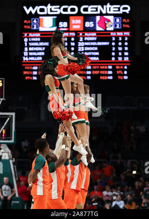 Coral Gables, Florida, USA. 05 Nov, 2019. Die Miami Hurricanes Cheerleader während Basketball ist ein NCAA Men Spiel zwischen dem Miami Hurrikane und die Louisville Kardinäle an der Watsco Zentrum in Coral Gables, Florida. Die Kardinäle 87-74 gewonnen. Mario Houben/CSM/Alamy leben Nachrichten Stockfoto