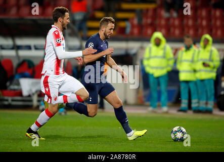 Belgrad. 6 Nov, 2019. Tottenham Hotspur ist Harry Kane (R) Mias mit Crvena Zvezda Nemanja Milunovic während der UEFA Champions League Gruppe B Fußballspiel zwischen Crvena Zvezda und Tottenham Hotspur in Belgrad, Serbien an November 6, 2019. Credit: Predrag Milosavljevic/Xinhua/Alamy leben Nachrichten Stockfoto