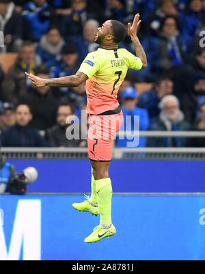 Mailand, Italien. 6 Nov, 2019. Von Manchester City Raheem Sterling feiert während der UEFA Champions League Gruppe C Fußballspiel zwischen Atalanta und Manchester City in Mailand, Italien, November 6, 2019. Credit: Alberto Lingria/Xinhua/Alamy leben Nachrichten Stockfoto