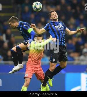 Mailand, Italien. 6 Nov, 2019. Von Manchester City Bernardo Silva (C) Mias mit der Atalanta Alejandro Gomez (L) und Remo Freuler während der UEFA Champions League Gruppe C Fußballspiel zwischen Atalanta und Manchester City in Mailand, Italien, November 6, 2019. Credit: Alberto Lingria/Xinhua/Alamy leben Nachrichten Stockfoto