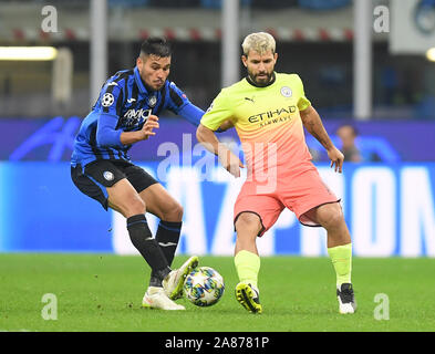 Mailand, Italien. 6 Nov, 2019. Von Manchester City Sergio Agüero (R) Mias mit der Atalanta Jose Luis Palomino während der UEFA Champions League Gruppe C Fußballspiel zwischen Atalanta und Manchester City in Mailand, Italien, November 6, 2019. Credit: Alberto Lingria/Xinhua/Alamy leben Nachrichten Stockfoto