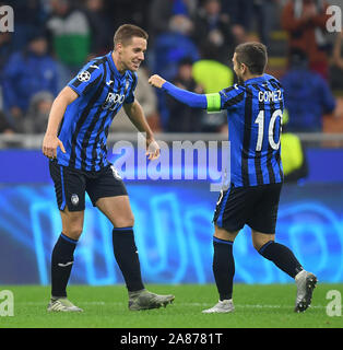 Mailand, Italien. 6 Nov, 2019. Die Atalanta Mario Pasalic (L) feiert mit seinen teamamte Alejandro Gomez während der UEFA Champions League Gruppe C Fußballspiel zwischen Atalanta und Manchester City in Mailand, Italien, November 6, 2019. Credit: Alberto Lingria/Xinhua/Alamy leben Nachrichten Stockfoto