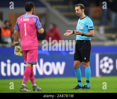 Mailand, Italien. 6 Nov, 2019. Von Manchester City Torwart Claudio Bravo (L) spricht mit der Schiedsrichter, nachdem er während der UEFA Champions League Gruppe C Fußballspiel zwischen Atalanta und Manchester City in Mailand, Italien, Nov. 6, 2019 gesendet wird. Credit: Alberto Lingria/Xinhua/Alamy leben Nachrichten Stockfoto