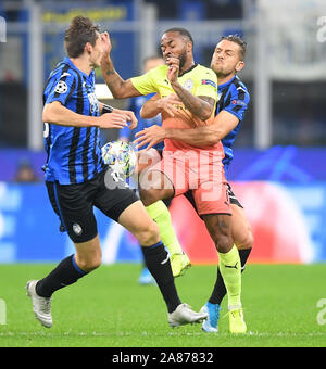 Mailand, Italien. 6 Nov, 2019. Von Manchester City Raheem Sterling (C) Mias mit der Atalanta Marten de Roon (L) und Rafael Toloi während der UEFA Champions League Gruppe C Fußballspiel zwischen Atalanta und Manchester City in Mailand, Italien, November 6, 2019. Credit: Alberto Lingria/Xinhua/Alamy leben Nachrichten Stockfoto