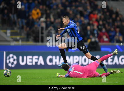 Mailand, Italien. 6 Nov, 2019. Von Manchester City Torwart Claudio Bravo (Unten) Mias mit der Atalanta Josip Ilicic während der UEFA Champions League Gruppe C Fußballspiel zwischen Atalanta und Manchester City in Mailand, Italien, November 6, 2019. Credit: Alberto Lingria/Xinhua/Alamy leben Nachrichten Stockfoto