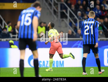 Mailand, Italien. 6 Nov, 2019. Von Manchester City Raheem Sterling (C) feiert während der UEFA Champions League Gruppe C Fußballspiel zwischen Atalanta und Manchester City in Mailand, Italien, November 6, 2019. Credit: Alberto Lingria/Xinhua/Alamy leben Nachrichten Stockfoto