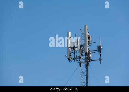 Handy Turm mit blauem Himmel Hintergrund Stockfoto