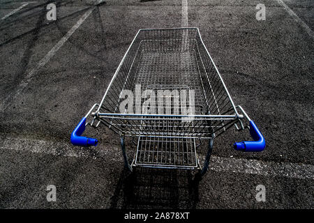 Bukarest, Rumänien - 26. September 2019: ein Supermarkt Warenkorb ist in einer großen, leeren Parkplatz gesehen, in Bukarest. Stockfoto