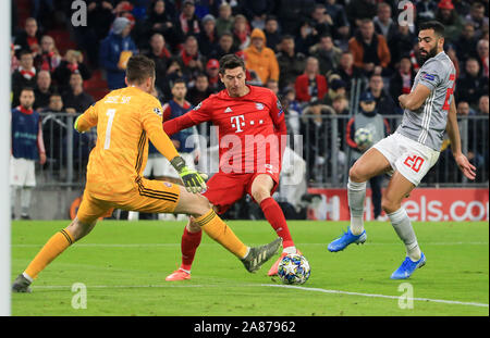 München, Deutschland. 6 Nov, 2019. Robert Lewandowski (C) der Bayern München Mias mit Torwart Jose Sa von Olympiakos Piräus während der UEFA Champions League Gruppe B Spiel zwischen dem FC Bayern München in Deutschland und Olympiakos Piräus Piräus Griechenlands in München, Deutschland, an November 6, 2019. Credit: Philippe Ruiz/Xinhua/Alamy leben Nachrichten Stockfoto