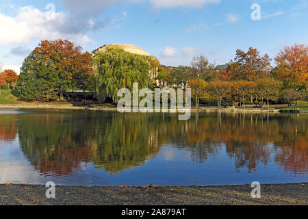 Die malerische Wade Lagoon im Wade Park ist ein öffentlicher Raum, in dem Sie die wechselnden Herbstfarben in Cleveland, Ohio, USA, genießen können. Stockfoto