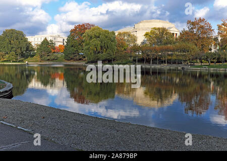 Die ruhige, malerische Wade Park Lagune während des Herbstes ist eine urbane Oase in Cleveland, Ohio, USA. Stockfoto