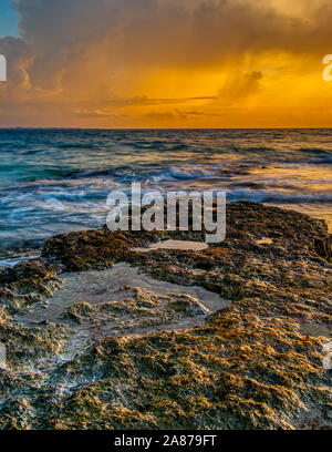 Sunrise Magie über die Karibik. Eine vorübergehende Flucht in warmem Wasser, warm sand. Stockfoto