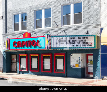 ERWIN, TN, USA-28 Oct 2019: Das vor kurzem geschlossene Capitol Kino, mit einer bewegenden Zitat auf dem Festzelt. Stockfoto