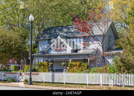 ERWIN, TN, USA-28 Oct 2019: Historisches aus der Zeit der Jahrhundertwende (20.) Home von einem Schreiner und Erfinder gebaut, A.R. Braun. Stockfoto