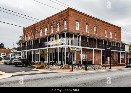 WILKESBORO, NC, USA-19 Oct 2019: Die 1891 Wilkesboro-Smithey Hotel. Stockfoto
