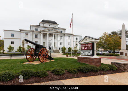 WILKESBORO, NC, USA-19 Oct 2019: Der Wilkes Heritage Museum in Wilkesboro, NC; ehemals County Courthouse, im Jahre 1902 erbaut. Stockfoto
