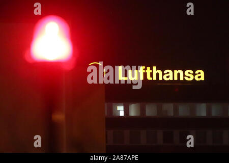 Hamburg, Deutschland. 07 Nov, 2019. Ein rotes Positionslicht können vor einem Lufthansa Schriftzug am Hamburg Airport gesehen werden. Um 24.00 Uhr, einen 48-stündigen Streik bei der Lufthansa Flugbegleiter hat begonnen. Credit: Bodo Marks/dpa/Alamy leben Nachrichten Stockfoto