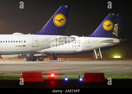 Hamburg, Deutschland. 07 Nov, 2019. Zwei Lufthansa Flugzeuge (im Vordergrund) sind am Flughafen Hamburg geparkt. Um 24.00 Uhr, einen 48-stündigen Streik bei der Lufthansa Flugbegleiter hat begonnen. Credit: Bodo Marks/dpa/Alamy leben Nachrichten Stockfoto