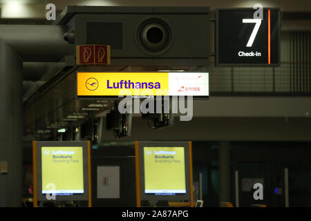 Hamburg, Deutschland. 07 Nov, 2019. Eine geschlossene Lufthansa Schalter am Flughafen Hamburg nach Mitternacht gesehen werden kann. Um 24.00 Uhr, einen 48-stündigen Streik bei der Lufthansa Flugbegleiter hat begonnen. Credit: Bodo Marks/dpa/Alamy leben Nachrichten Stockfoto