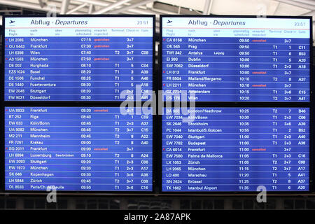 Hamburg, Deutschland. 07 Nov, 2019. Lufthansa storniert Flüge sind auf einer Anzeigetafel am Flughafen Hamburg kurz nach Mitternacht angezeigt. Um 24.00 Uhr, einen 48-stündigen Streik bei der Lufthansa Flugbegleiter hat begonnen. Credit: Bodo Marks/dpa/Alamy leben Nachrichten Stockfoto